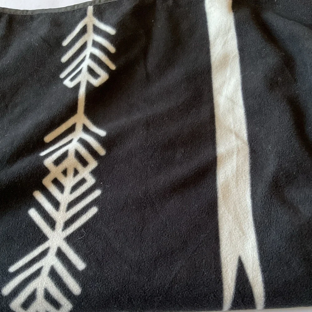SLOWTIDE JERICHO FLEECE CAMP BLANKET TRIBAL PRINT IN BLACK AND WHITE NWOT